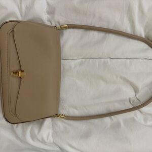 Elegant Tan Leather Shoulder Bag